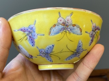 Cinq bols en porcelaine de Chine famille rose &agrave; d&eacute;cor de papillons sur fond jaune, marque et &eacute;poque de Tongzhi