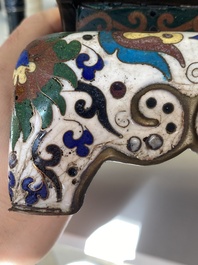 Een Chinees cloisonn&eacute; model van een schaap op rechthoekige basis met Arabische inscriptie, Qing