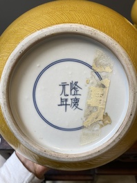 Deux vases de forme triple gourde en porcelaine de Chine en jaune monochrome aux rinceaux de lotus et dragons, marque de Longqing, 19&egrave;me