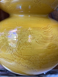 Deux vases de forme triple gourde en porcelaine de Chine en jaune monochrome aux rinceaux de lotus et dragons, marque de Longqing, 19&egrave;me