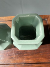 Een paar Chinese octagonale monochrome celadon vazen, Xuantong merk en periode