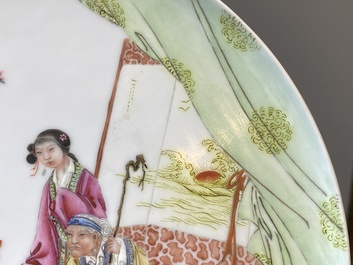 Trois plats en porcelaine de Chine famille rose, sign&eacute;s Zeng Fuqing 曾福慶 et marques de Le Tao Zhai 樂陶齋, dat&eacute;s 1946 et 1947