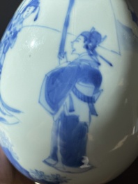 Vase en porcelaine de Chine en bleu et blanc &agrave; d&eacute;cor narratif, Kangxi