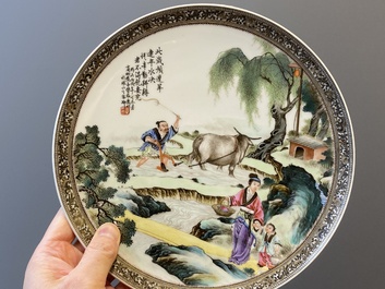 Trois plats en porcelaine de Chine famille rose, sign&eacute;s Zeng Fuqing 曾福慶 et marques de Le Tao Zhai 樂陶齋, dat&eacute;s 1946 et 1947