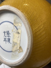 Deux vases de forme triple gourde en porcelaine de Chine en jaune monochrome aux rinceaux de lotus et dragons, marque de Longqing, 19&egrave;me
