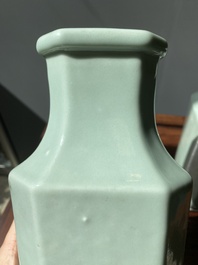 Een paar Chinese octagonale monochrome celadon vazen, Xuantong merk en periode