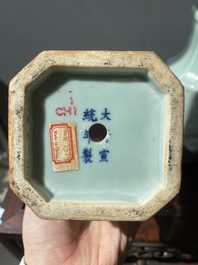 Een paar Chinese octagonale monochrome celadon vazen, Xuantong merk en periode