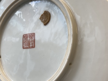 Trois plats en porcelaine de Chine famille rose, sign&eacute;s Zeng Fuqing 曾福慶 et marques de Le Tao Zhai 樂陶齋, dat&eacute;s 1946 et 1947