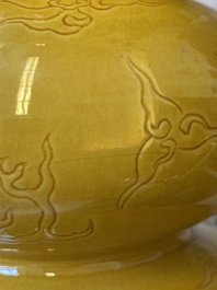 Deux vases de forme triple gourde en porcelaine de Chine en jaune monochrome aux rinceaux de lotus et dragons, marque de Longqing, 19&egrave;me