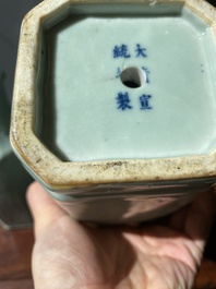 Een paar Chinese octagonale monochrome celadon vazen, Xuantong merk en periode