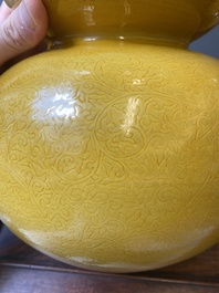 Deux vases de forme triple gourde en porcelaine de Chine en jaune monochrome aux rinceaux de lotus et dragons, marque de Longqing, 19&egrave;me