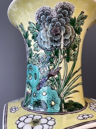 Paire de vases de forme carr&eacute;e en porcelaine de Chine famille verte &agrave; fond jaune, marque de Kangxi, 19&egrave;me
