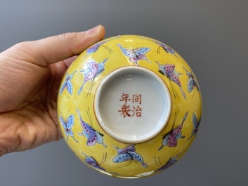 Quatre bols en porcelaine de Chine famille rose &agrave; d&eacute;cor de papillons sur fond jaune, marque et &eacute;poque de Tongzhi