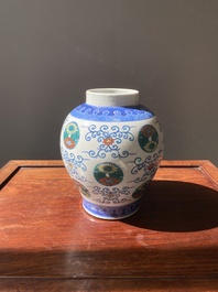 Vase en porcelaine de Chine doucai, marque et &eacute;poque de Daoguang