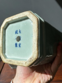 Een paar Chinese octagonale monochrome celadon vazen, Xuantong merk en periode