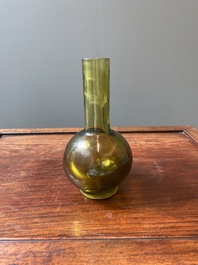 Rare vase de forme bouteille en verre de P&eacute;kin de couleur vert translucide, Chine, marque et &eacute;poque de Qianlong