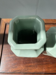 Een paar Chinese octagonale monochrome celadon vazen, Xuantong merk en periode