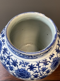 Een grote Chinese blauw-witte vaas met lotusslingers, Ming