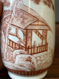 Vase de forme rouleau en porcelaine de Chine en rouge de fer, sign&eacute; Xi Yi 西逸, Kangxi