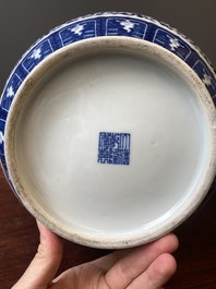 Een Chinese blauw-witte 'hu' vaas met lotusslingers, Qianlong merk, 19e eeuw