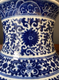 Vase de forme 'hu' en porcelaine de Chine en bleu et blanc &agrave; d&eacute;cor de rinceaux de lotus, marque de Qianlong, 19&egrave;me