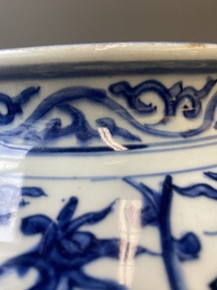 Een grote Chinese blauw-witte vaas met lotusslingers, Ming