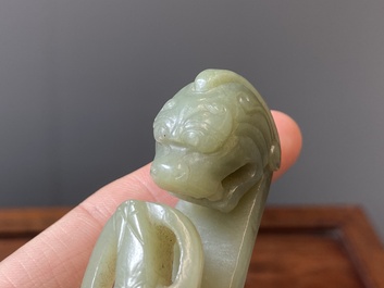 Deux boucles de ceintures sculpt&eacute;es en jade blanc et c&eacute;ladon, Chine, Qing