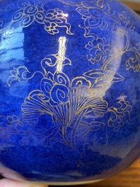 Base de narguil&eacute; en porcelaine de Chine en bleu poudr&eacute; &agrave; d&eacute;cor dor&eacute; de rinceaux de lotus, Kangxi