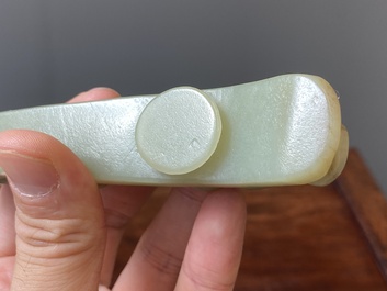Deux boucles de ceintures sculpt&eacute;es en jade blanc et c&eacute;ladon, Chine, Qing