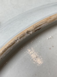 Een uitzonderlijk grote in Engeland overgedecoreerde Chinese blauw-witte schotel met mythische dieren, Qianlong