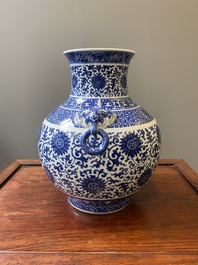 Een Chinese blauw-witte 'hu' vaas met lotusslingers, Qianlong merk, 19e eeuw