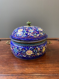 Een Chinese driedelige dekselterrine in Canton email met blauwe fondkleur, Qianlong