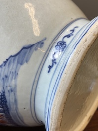 Vase en porcelaine de Chine en bleu, blanc et rouge de cuivre &agrave; d&eacute;cor de deux daims aupr&egrave;s d'un pin, Qianlong