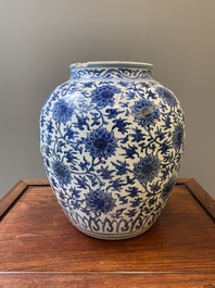 Een grote Chinese blauw-witte vaas met lotusslingers, Ming