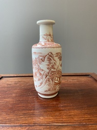 Vase de forme rouleau en porcelaine de Chine en rouge de fer, sign&eacute; Xi Yi 西逸, Kangxi