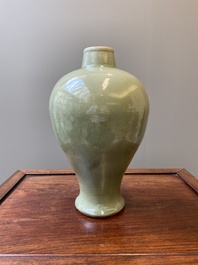 Vase de type 'meiping' en porcelaine de Chine c&eacute;ladon de Longquan, Ming