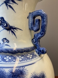 Vase en porcelaine de Chine en bleu, blanc et rouge de cuivre &agrave; d&eacute;cor de deux daims aupr&egrave;s d'un pin, Qianlong