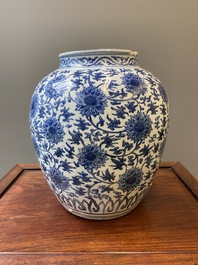 Een grote Chinese blauw-witte vaas met lotusslingers, Ming
