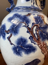 Vase en porcelaine de Chine en bleu, blanc et rouge de cuivre &agrave; d&eacute;cor de deux daims aupr&egrave;s d'un pin, Qianlong