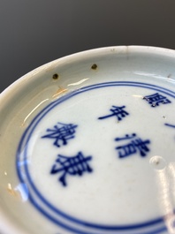 Coupe en porcelaine de Chine en bleu et blanc, marque et &eacute;poque de Kangxi