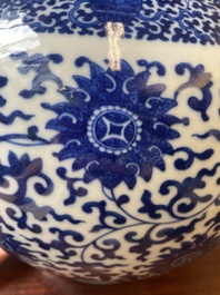 Vase de forme 'hu' en porcelaine de Chine en bleu et blanc &agrave; d&eacute;cor de rinceaux de lotus, marque de Qianlong, 19&egrave;me