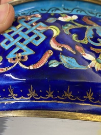 Een Chinese driedelige dekselterrine in Canton email met blauwe fondkleur, Qianlong