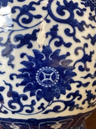 Vase de forme 'hu' en porcelaine de Chine en bleu et blanc &agrave; d&eacute;cor de rinceaux de lotus, marque de Qianlong, 19&egrave;me