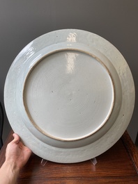 Een uitzonderlijk grote in Engeland overgedecoreerde Chinese blauw-witte schotel met mythische dieren, Qianlong