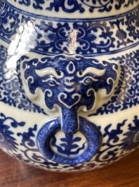 Vase de forme 'hu' en porcelaine de Chine en bleu et blanc &agrave; d&eacute;cor de rinceaux de lotus, marque de Qianlong, 19&egrave;me