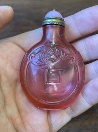 Tabati&egrave;re en verre rose &agrave; d&eacute;cor de chauve-souris, Chine, marque et &eacute;poque de Qianlong