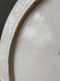 Een uitzonderlijk grote in Engeland overgedecoreerde Chinese blauw-witte schotel met mythische dieren, Qianlong