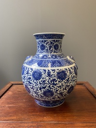 Vase de forme 'hu' en porcelaine de Chine en bleu et blanc &agrave; d&eacute;cor de rinceaux de lotus, marque de Qianlong, 19&egrave;me