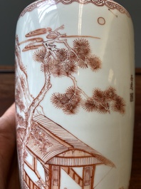 Vase de forme rouleau en porcelaine de Chine en rouge de fer, sign&eacute; Xi Yi 西逸, Kangxi