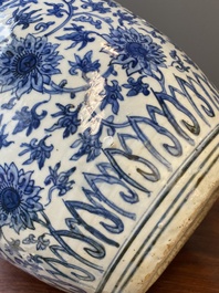 Een grote Chinese blauw-witte vaas met lotusslingers, Ming